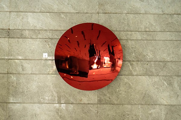 Custom Red Mirror Polished Stainless Steel Disc Sculpture – Modern Reflective Wall Art